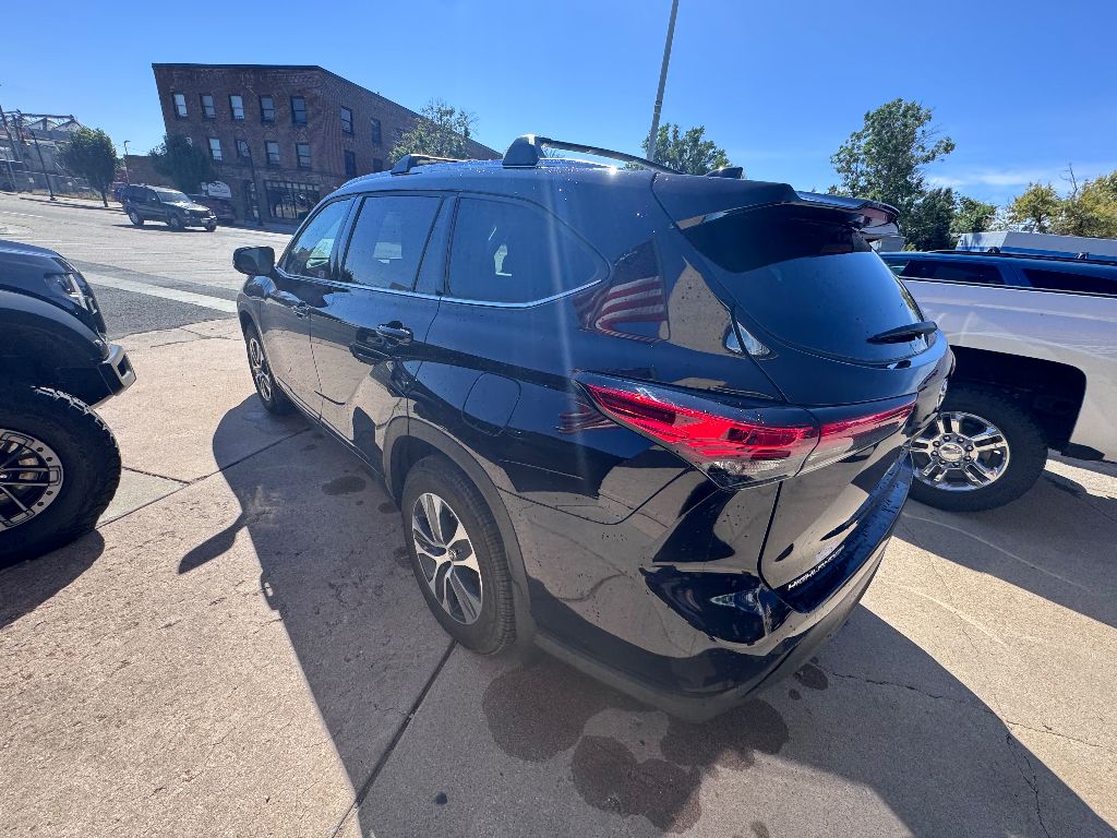 2021 Toyota Highlander XLE photo 7