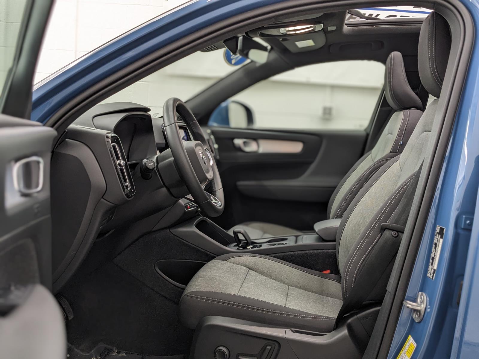 2024 Volvo XC40 Core photo 3