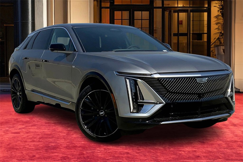 2025 Cadillac Lyriq Luxury photo 2