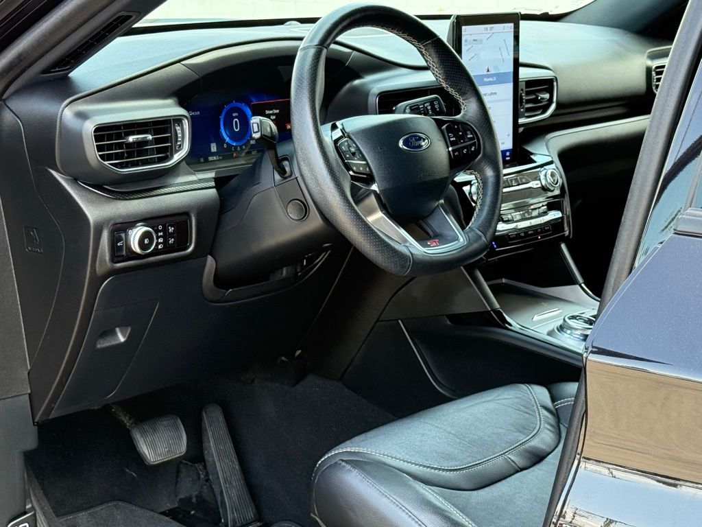 2023 Ford Explorer ST photo 5