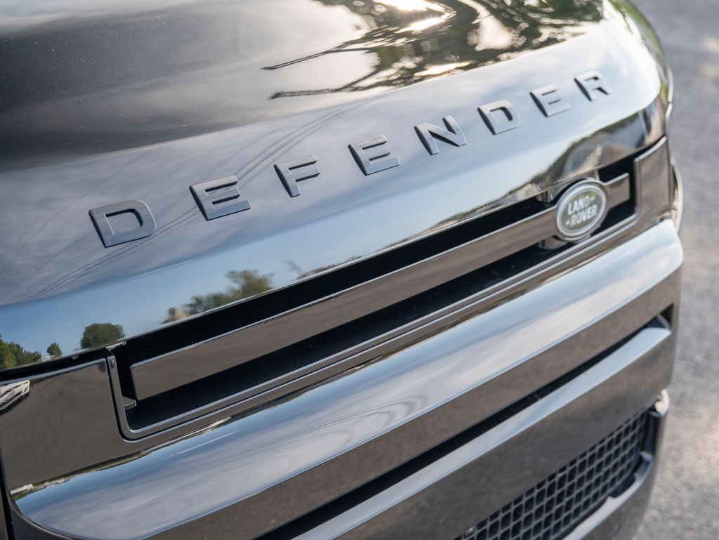 2025 Land Rover Defender 130 X-Dynamic SE photo 15