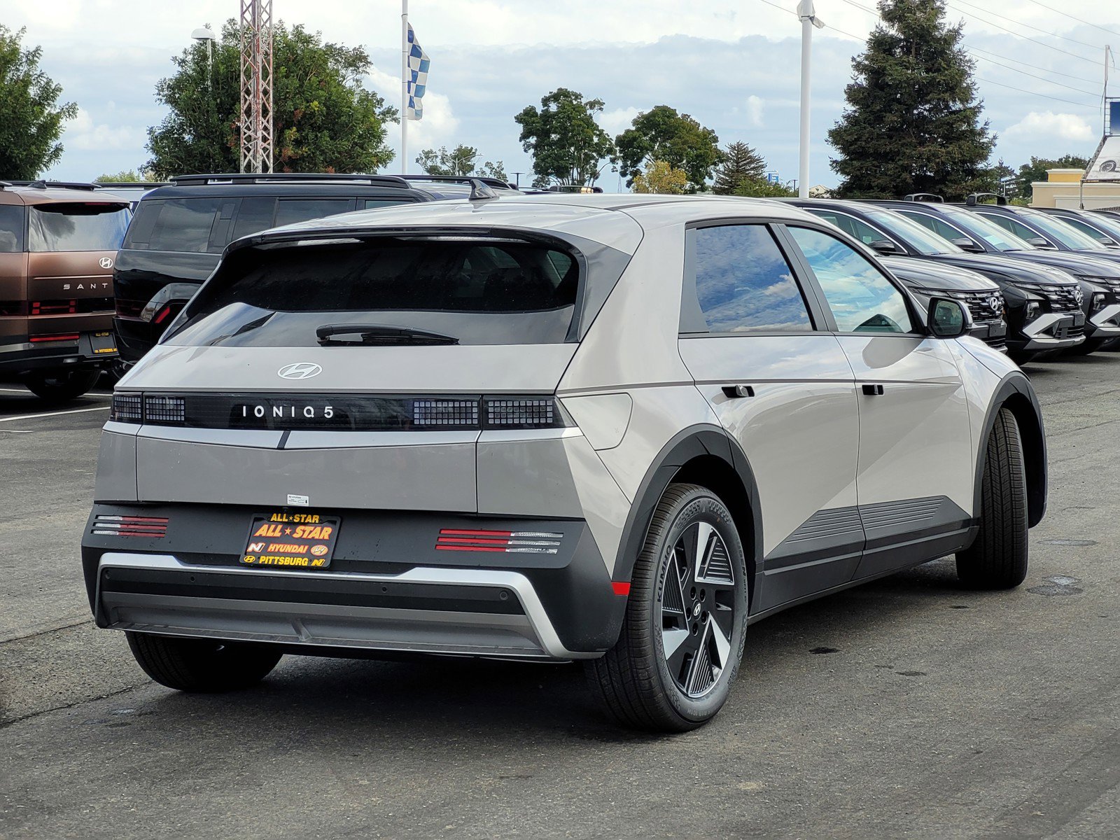 2025 Hyundai Ioniq 5 SE Standard Range photo 3