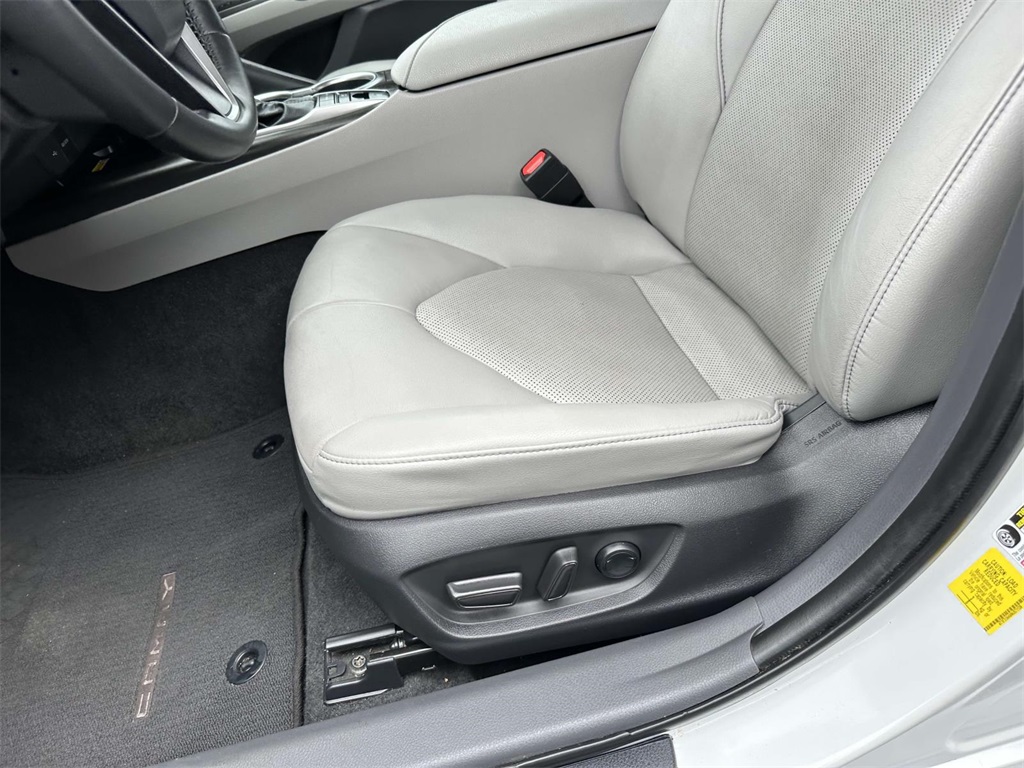 2022 Toyota Camry Hybrid XLE photo 16