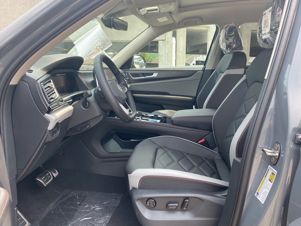 2025 Volkswagen Atlas Peak Edition SE photo 6