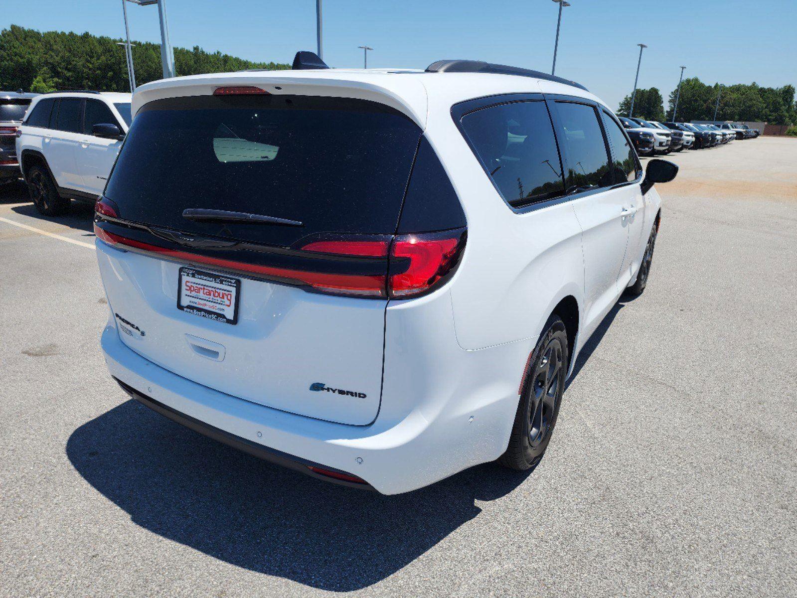 2024 Chrysler Pacifica Hybrid S Appearance photo 4
