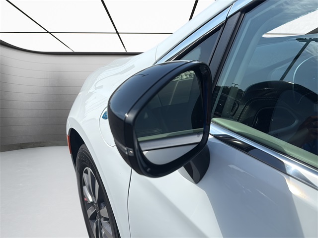 2024 Chrysler Pacifica Hybrid photo 13
