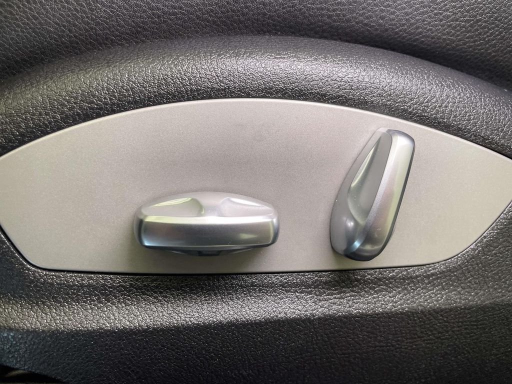 2020 Porsche Macan Base photo 16