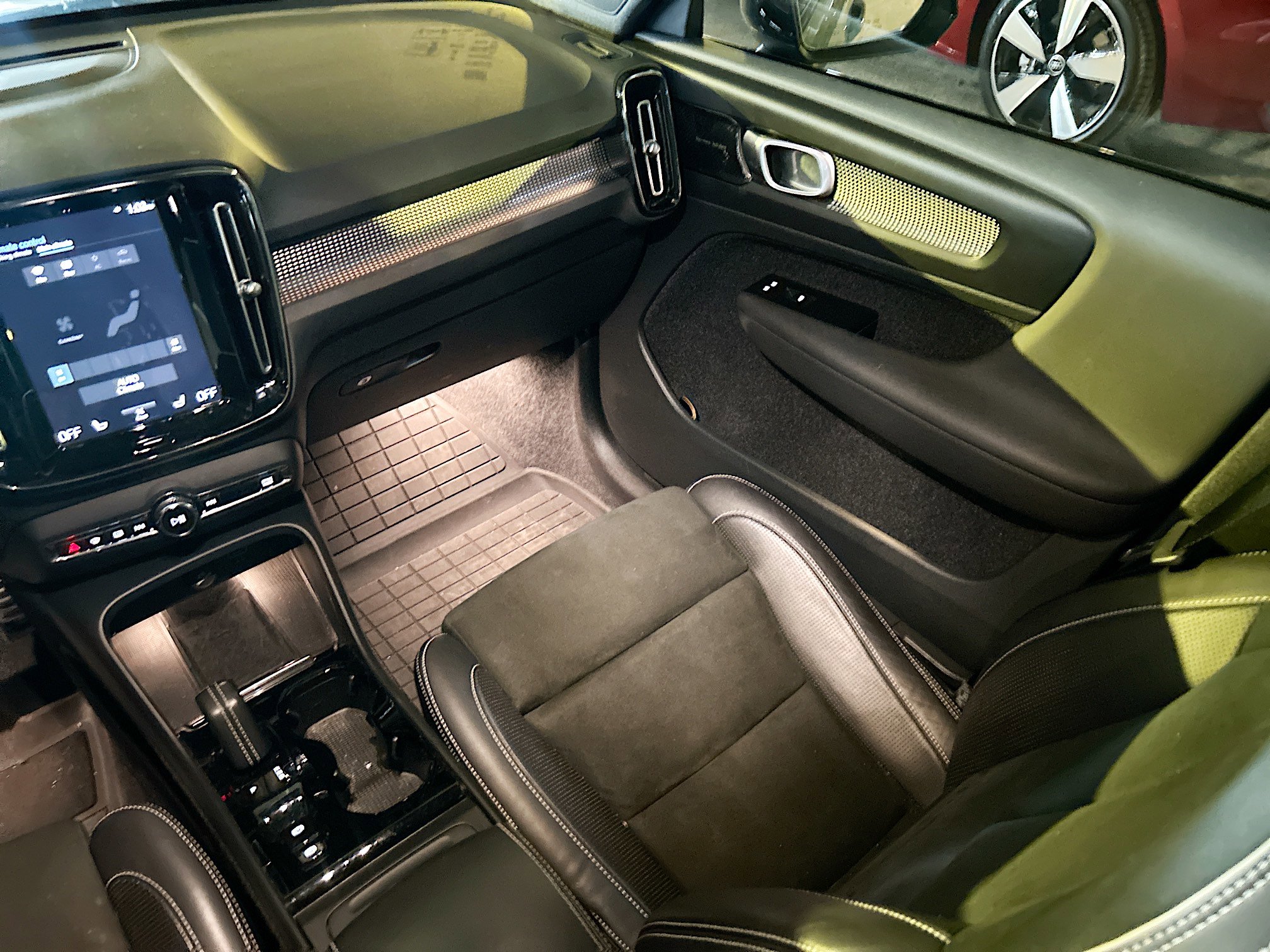 2021 Volvo XC40 R-Design AWD photo 14