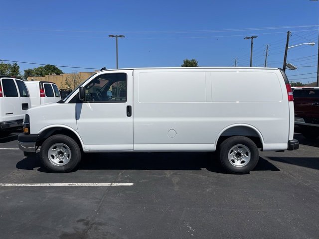 2025 Chevrolet Express Cargo 2500 photo 4