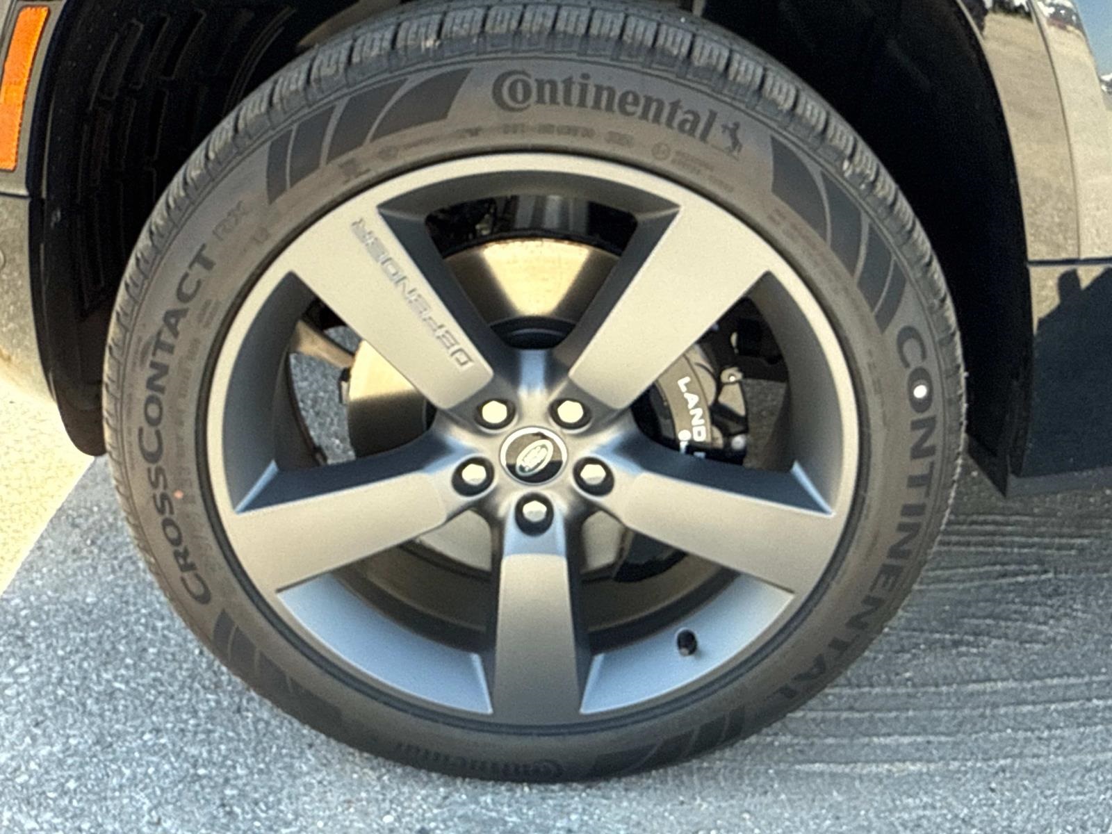 2025 Land Rover Defender 110 V8 photo 2