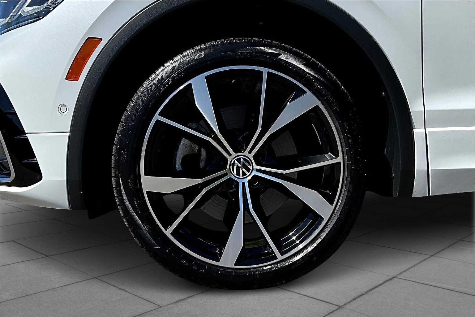 2023 Volkswagen Tiguan SEL R-Line Black photo 18