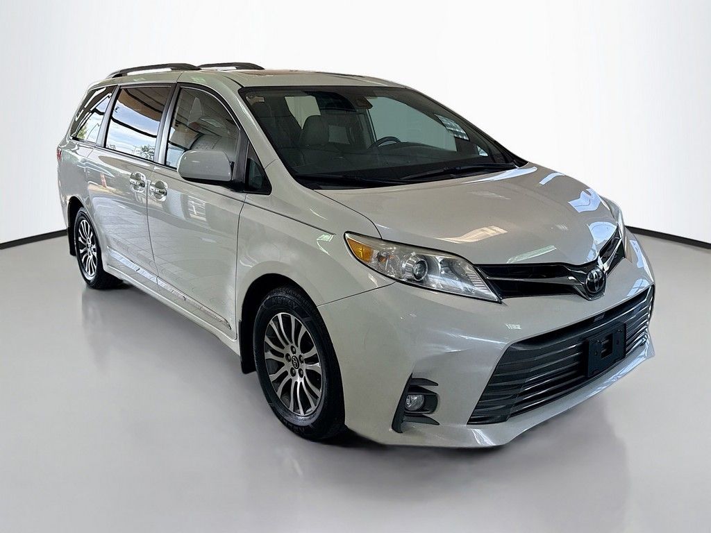 2020 Toyota Sienna XLE photo 2