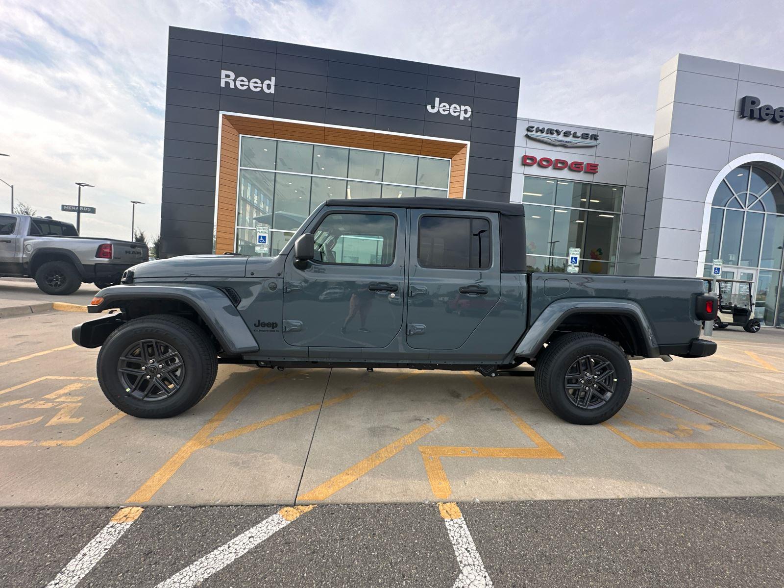 2025 Jeep Gladiator Sport S photo 2