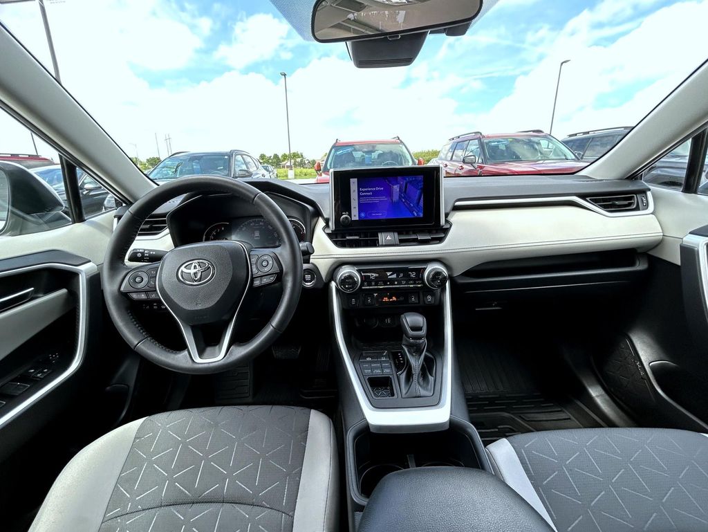 2023 Toyota RAV4 XLE photo 11