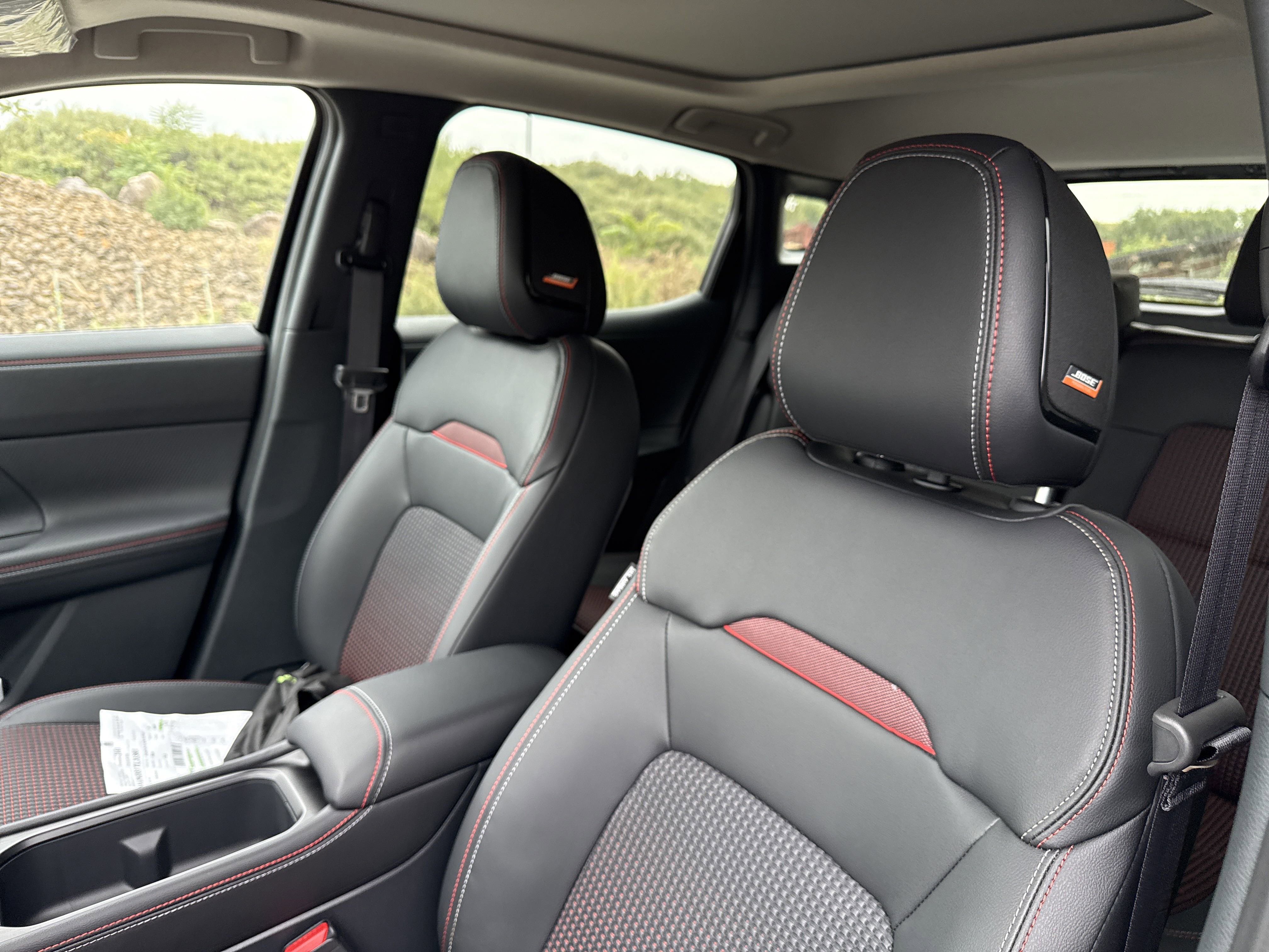2026 Nissan Kicks SR photo 2