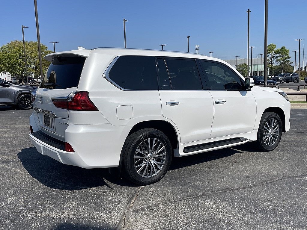 2019 Lexus LX 570 photo 3