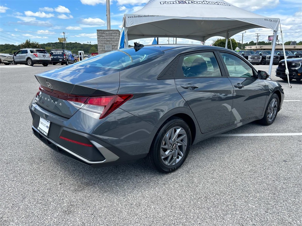 2024 Hyundai Elantra SEL photo 4