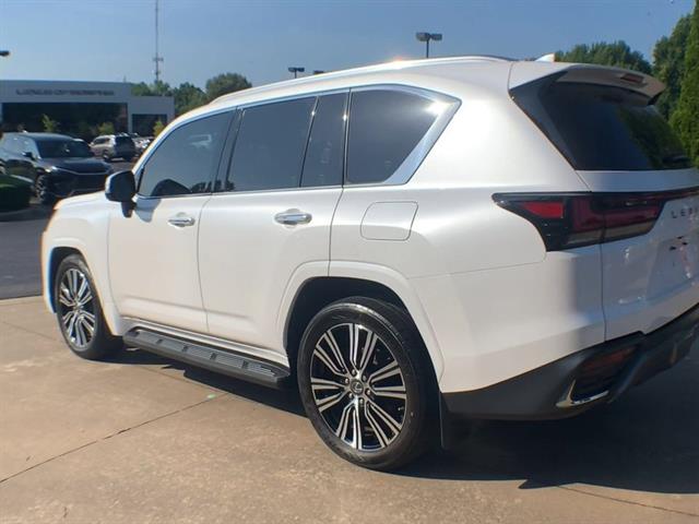 2022 Lexus LX 600 Luxury photo 6