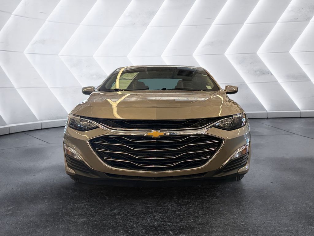 2025 Chevrolet Malibu photo 2