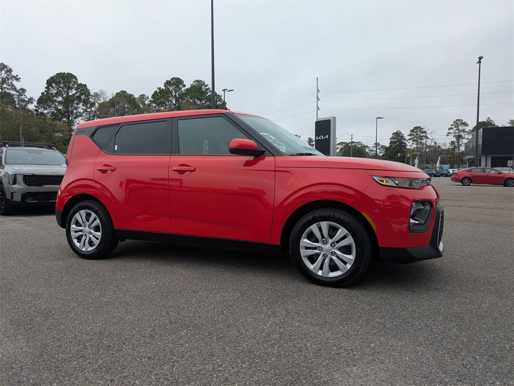 2022 Kia Soul LX's photo