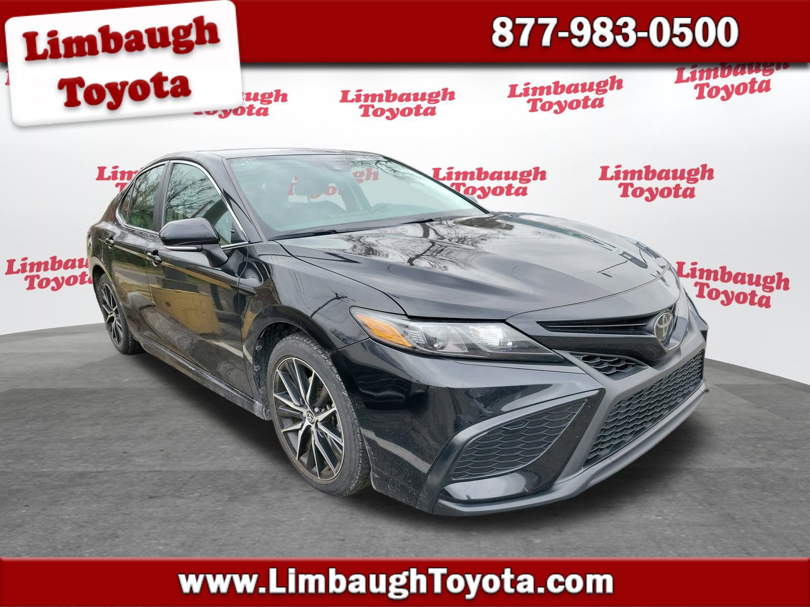 2024 Toyota Camry SE's photo