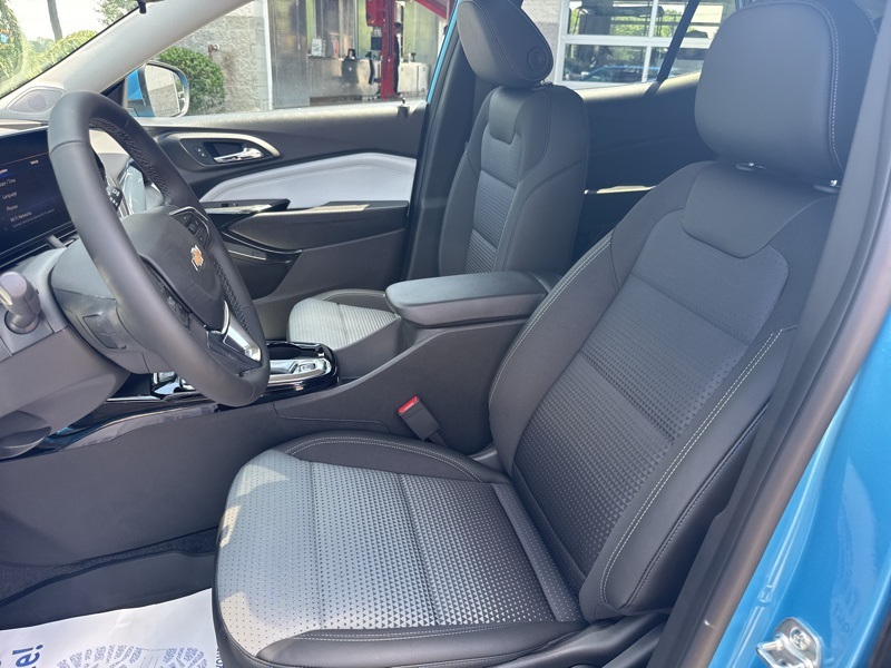 2025 Chevrolet Trax LT photo 16