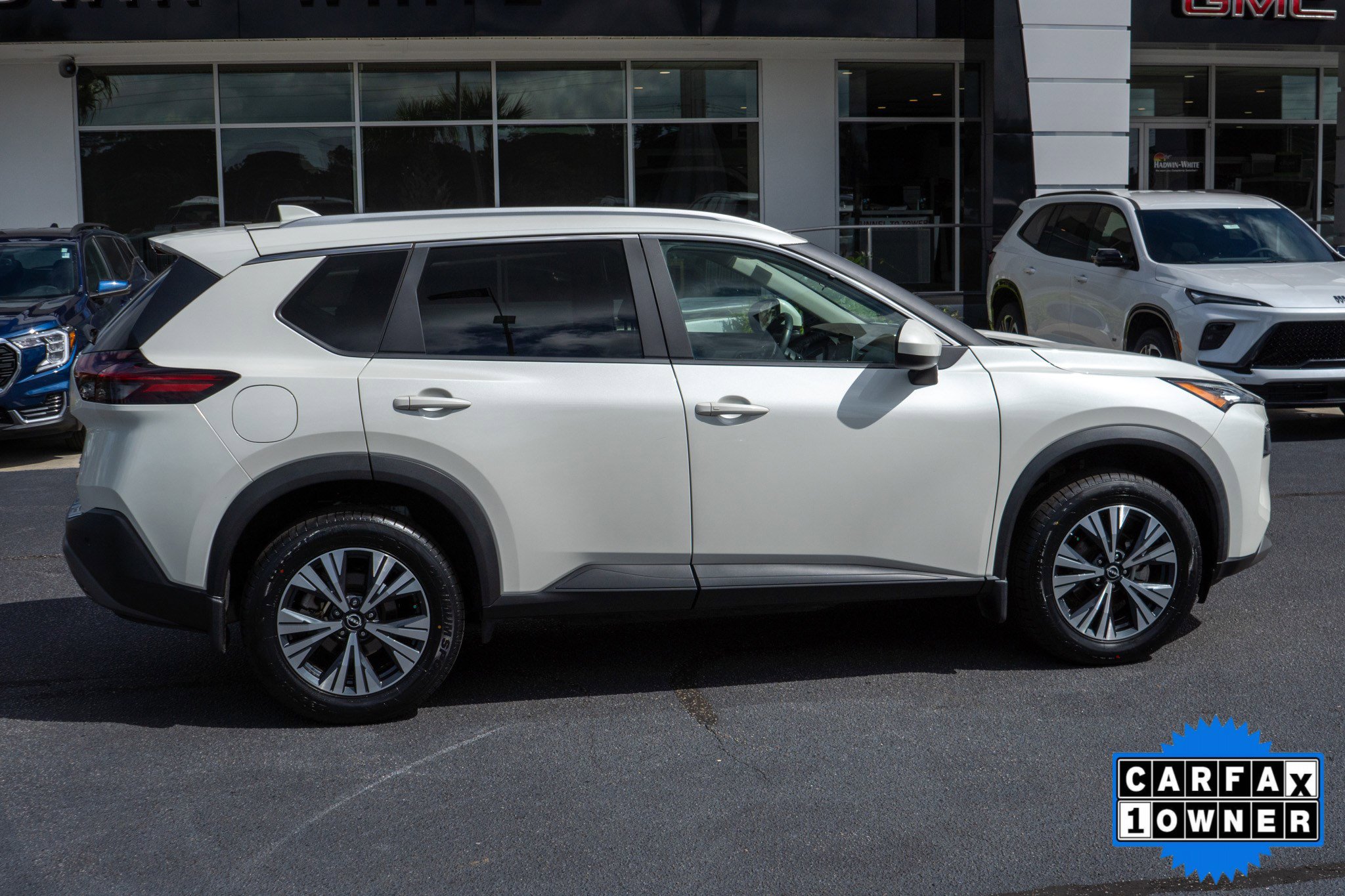 2023 Nissan Rogue SV photo 2