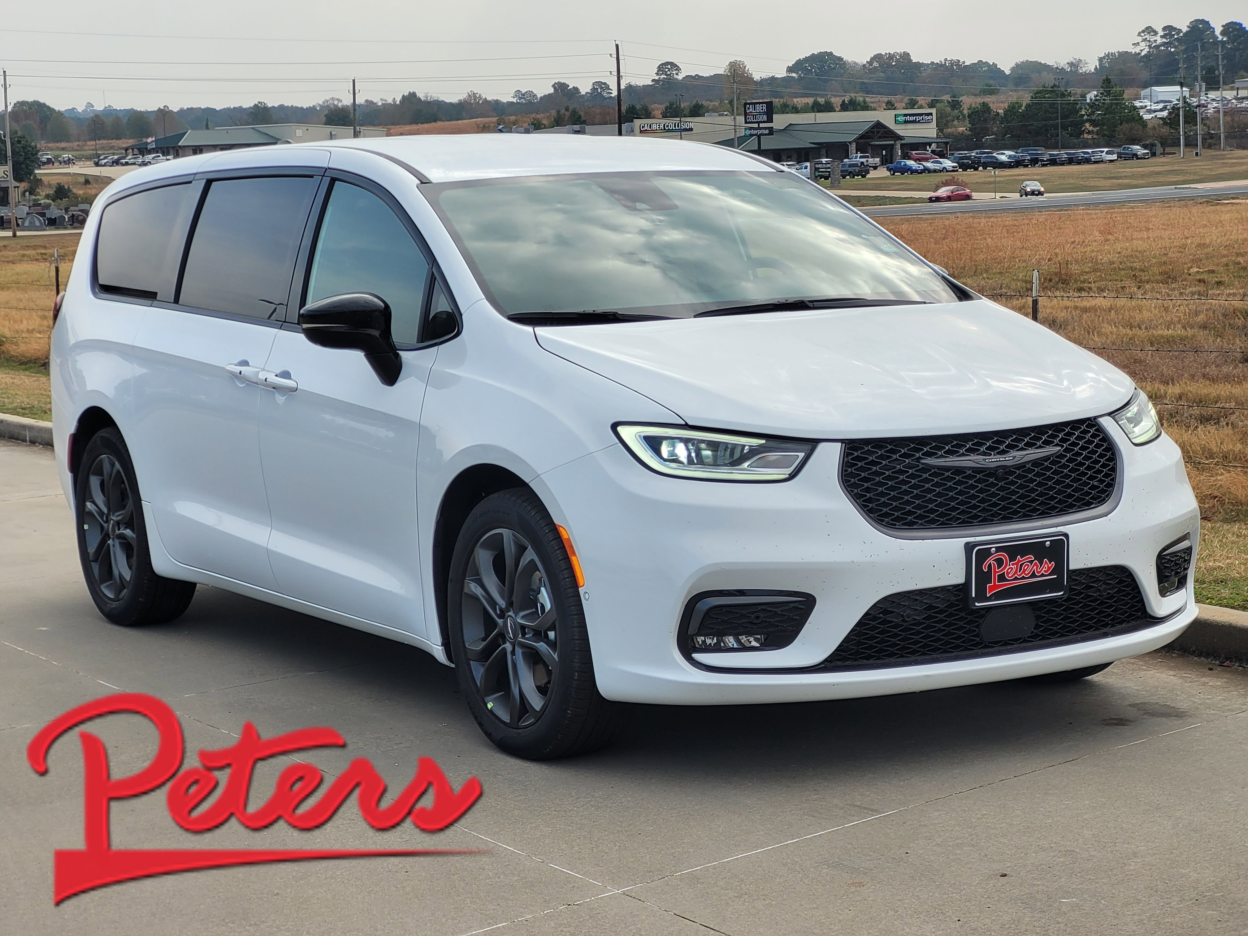 2026 Chrysler Pacifica Select's photo