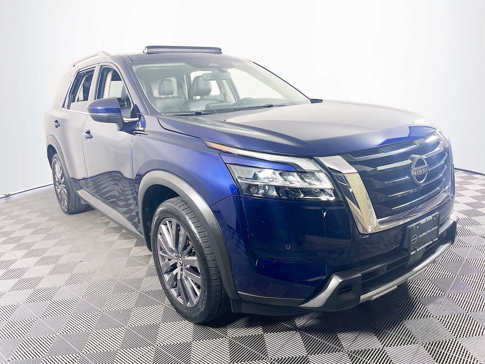2023 Nissan Pathfinder SL photo 2