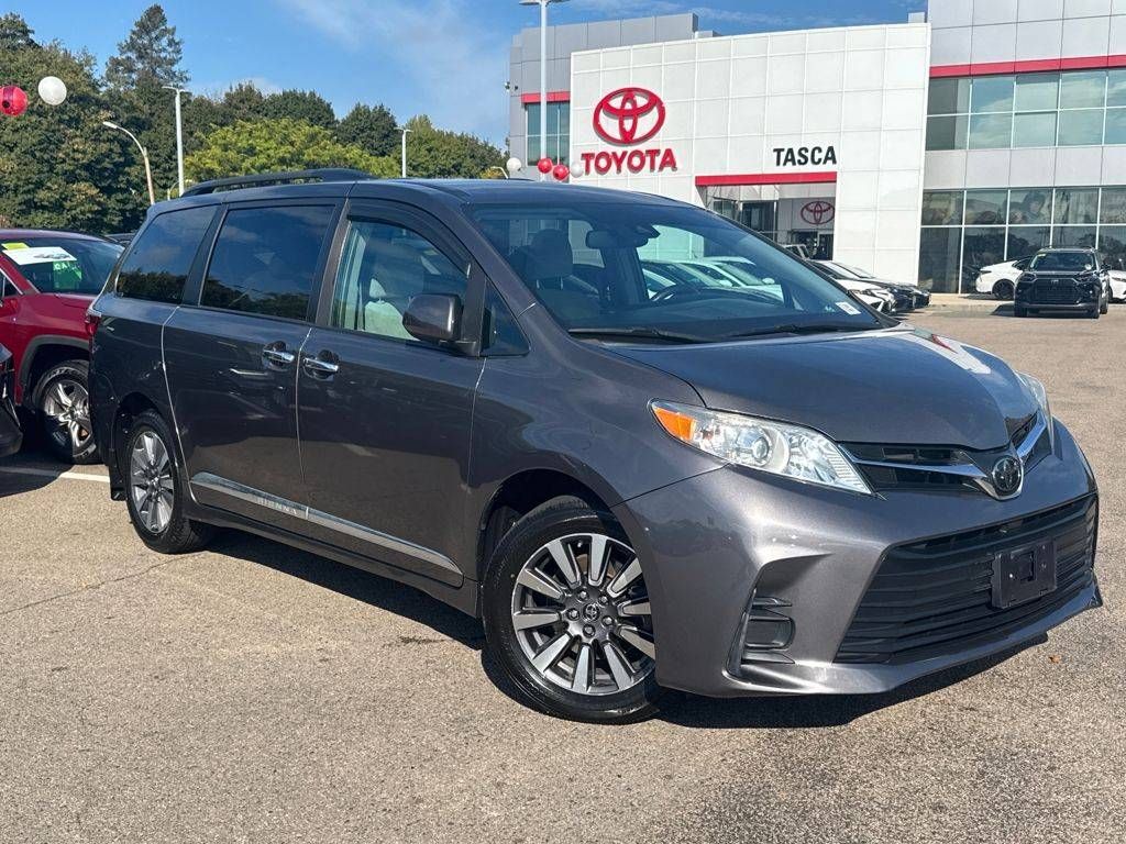 2018 Toyota Sienna LE's photo