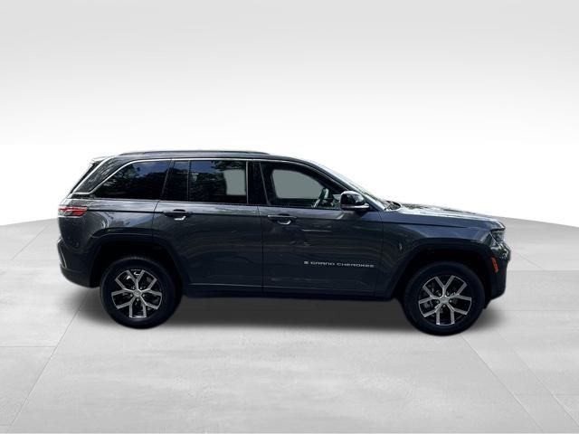 2025 Jeep Grand Cherokee Limited photo 3