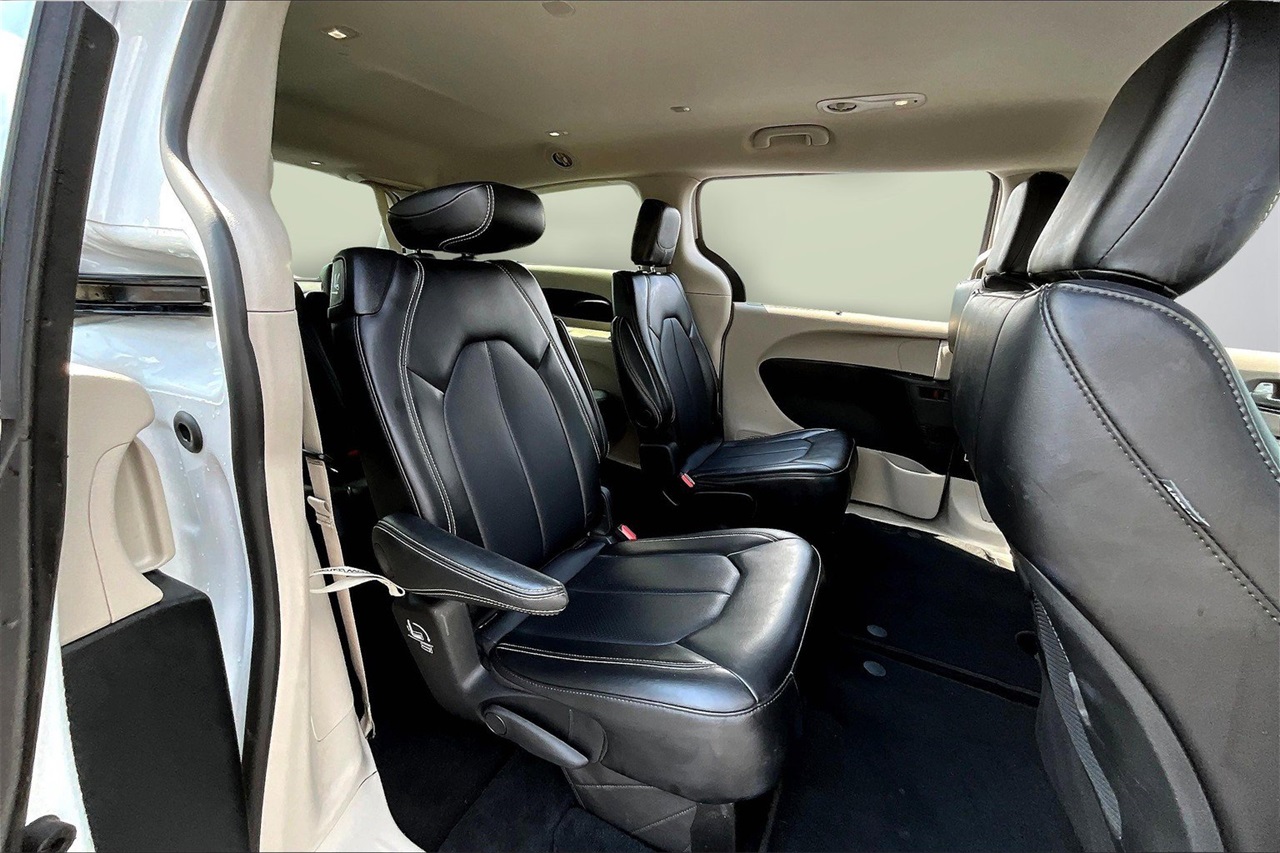 2024 Chrysler Pacifica Touring L photo 22