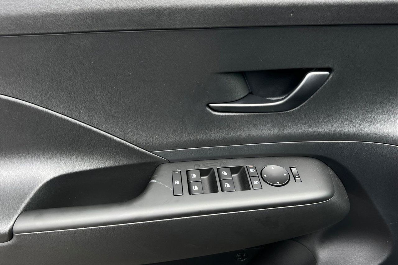 2025 Hyundai Kona SEL photo 11
