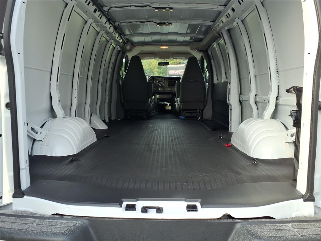 2025 Gmc Savana Cargo 3500 photo 3