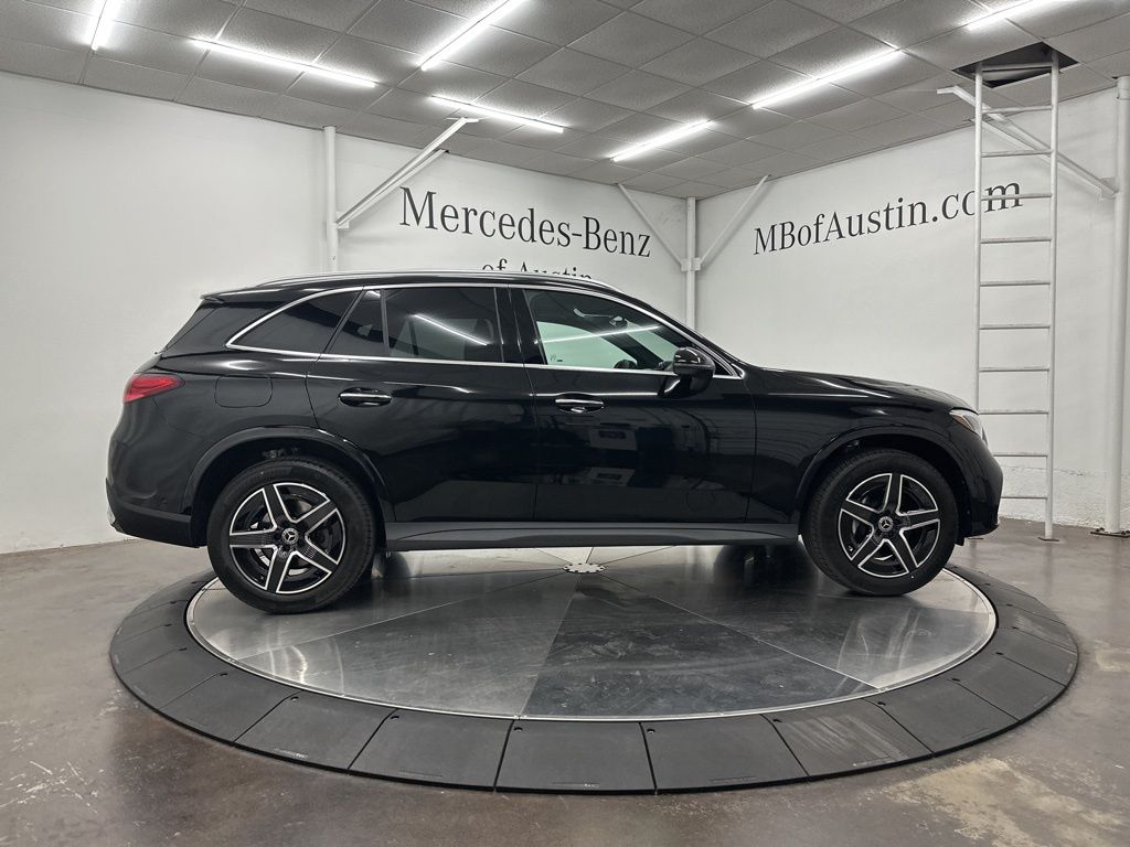 2025 Mercedes Benz GLC 300 photo 4