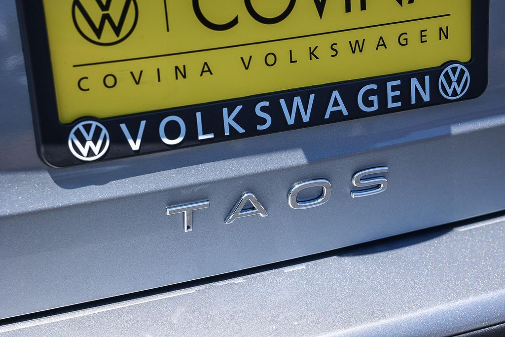 2025 Volkswagen Taos SE photo 3