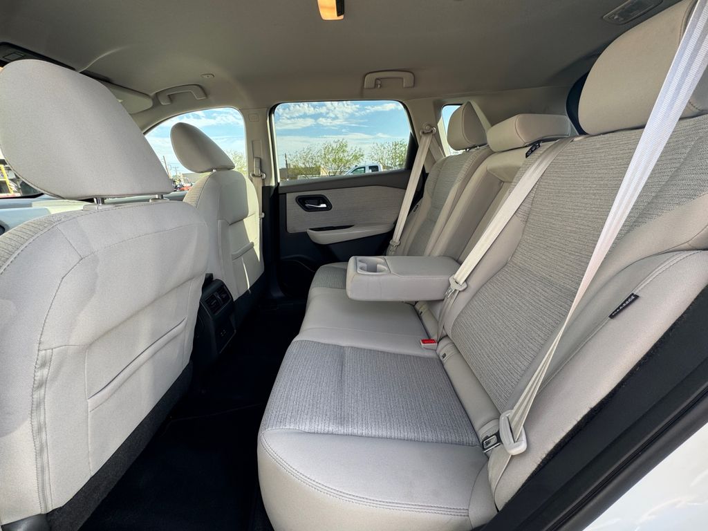 2022 Nissan Rogue SV photo 19