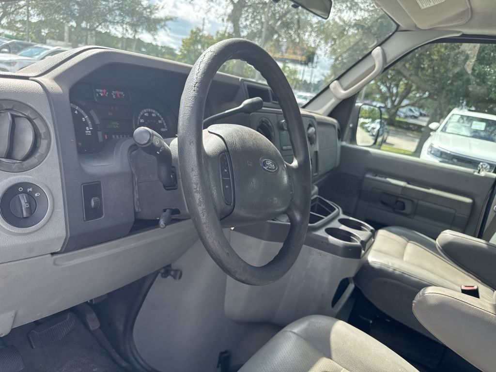 2009 Ford E-150 XL photo 7