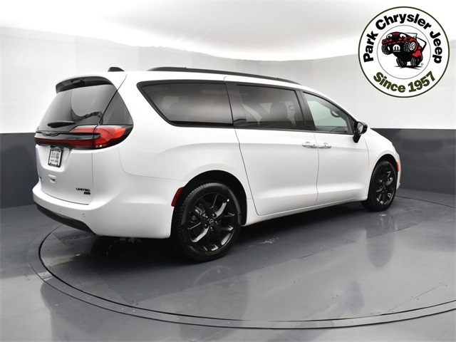 2026 Chrysler Pacifica Limited photo 3