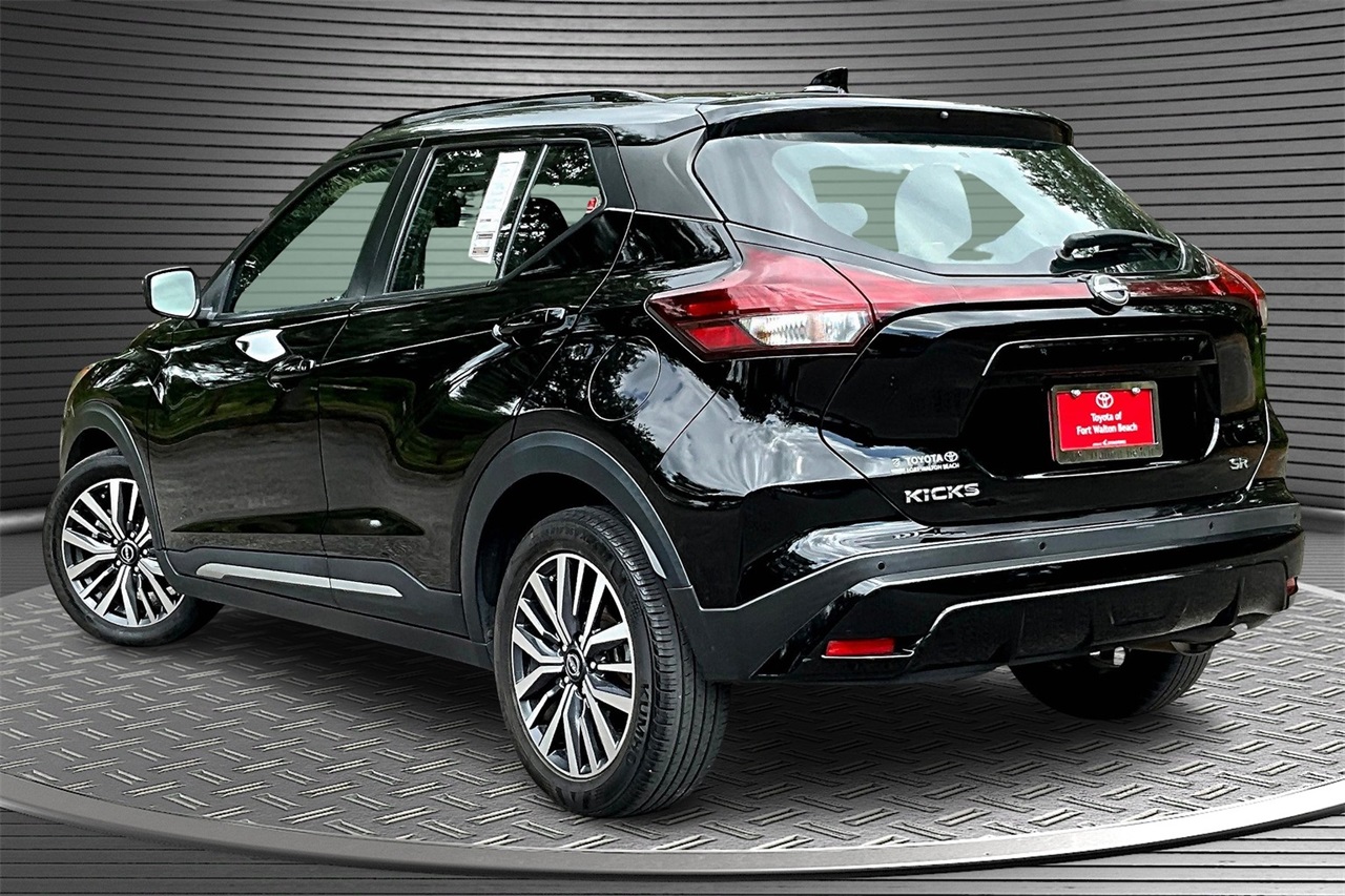 2022 Nissan Kicks SR photo 2