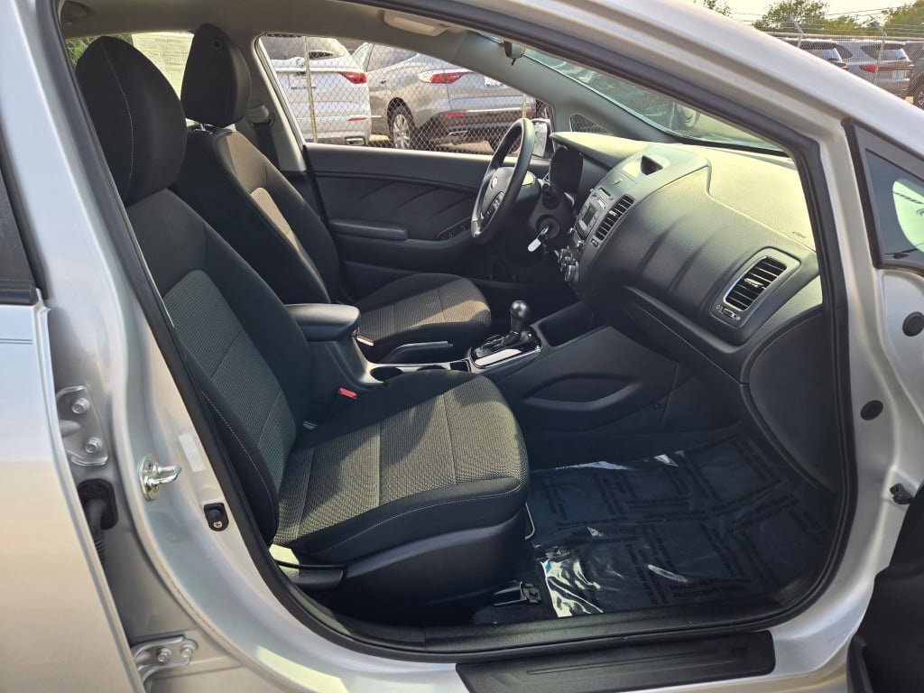 2018 Kia Forte LX Base photo 4