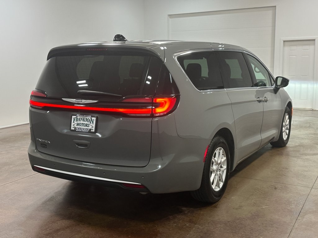 2023 Chrysler Pacifica Touring L photo 24