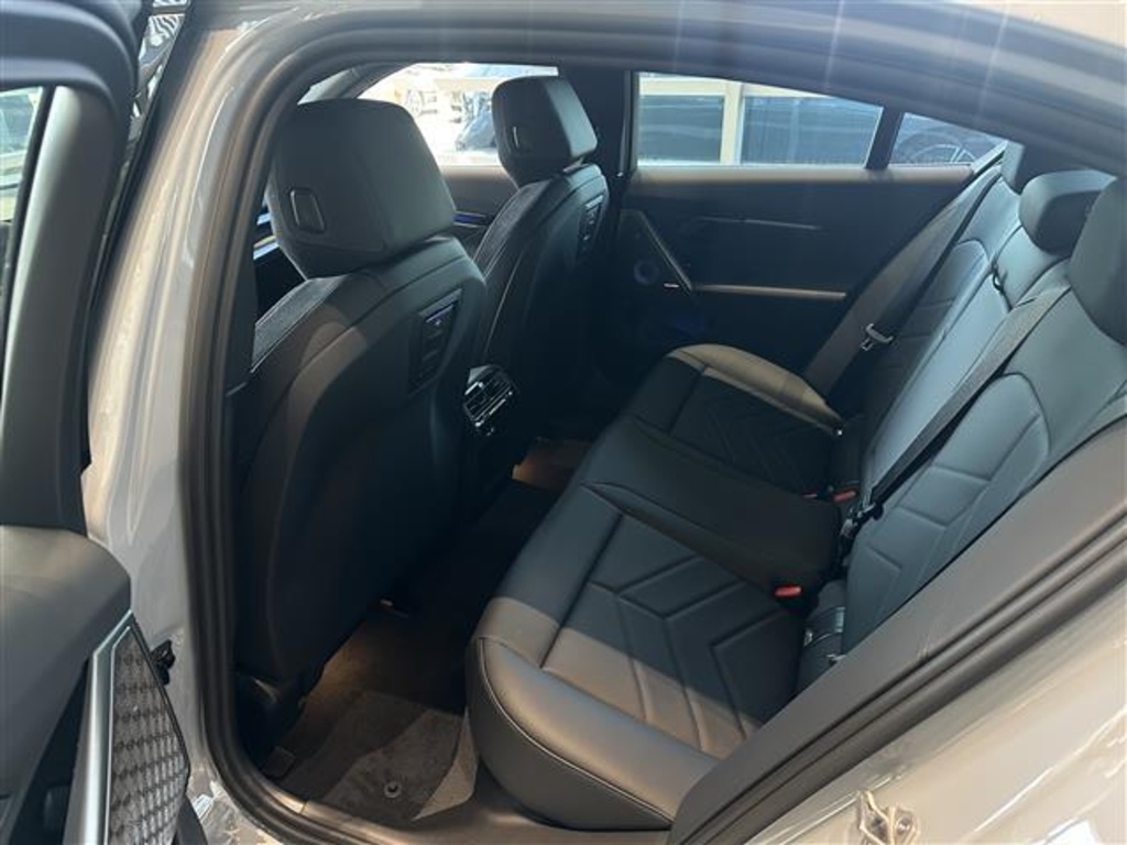 2026 Bmw 550e xDrive photo 13