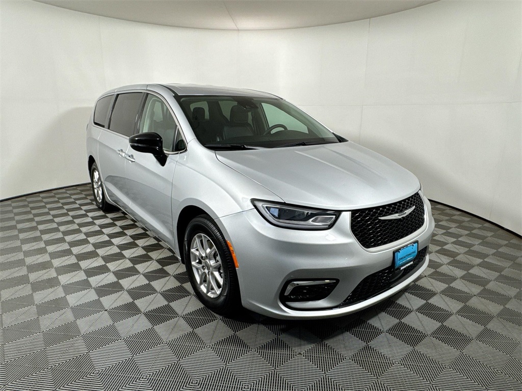 2024 Chrysler Pacifica Touring L photo 4