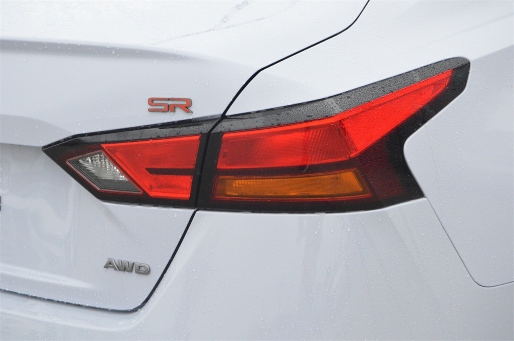 2025 Nissan Altima SR photo 4