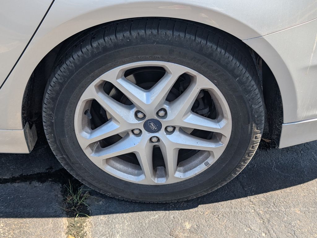 2015 Ford Fusion SE photo 17