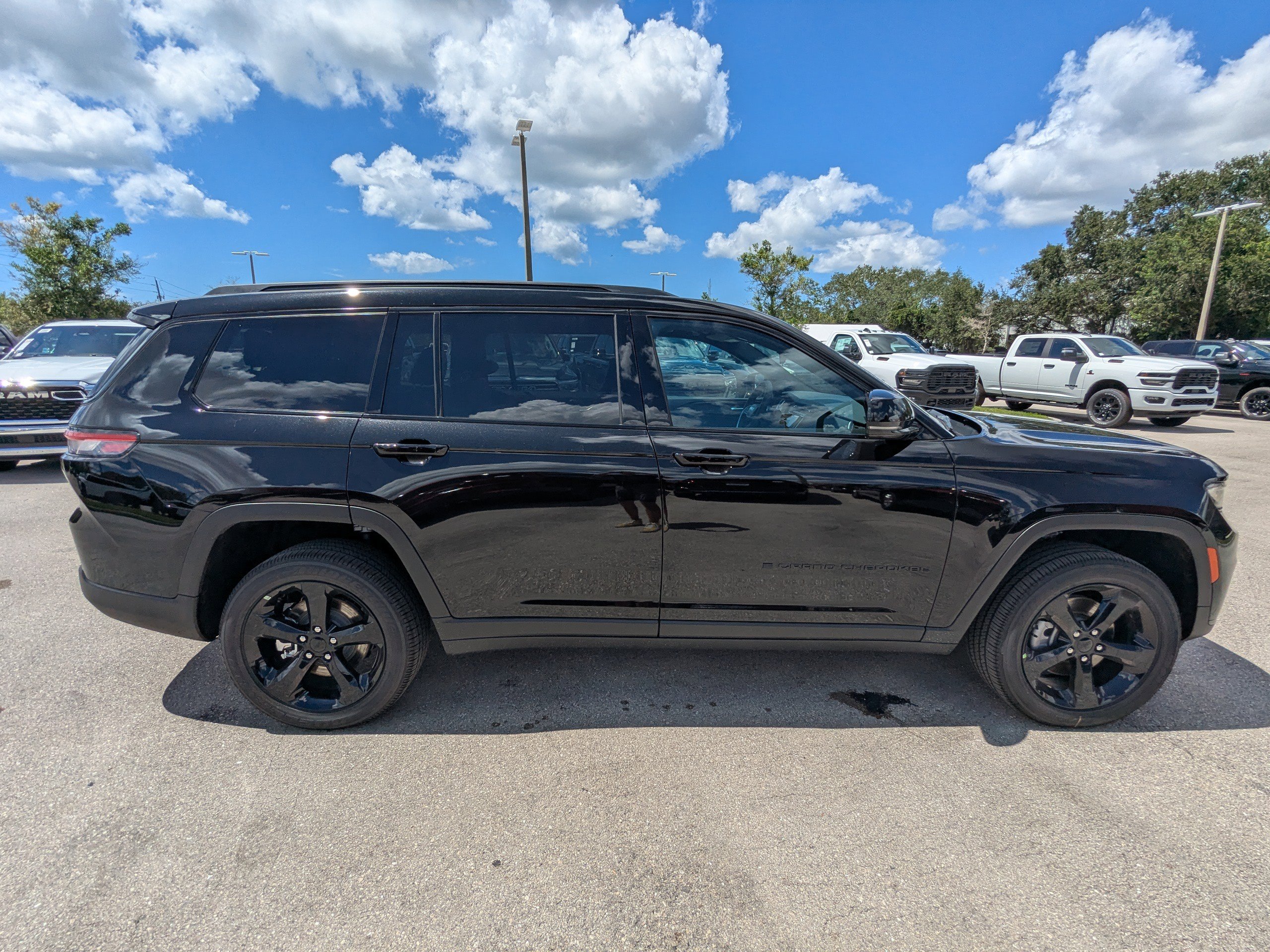 2025 Jeep Grand Cherokee Altitude photo 2