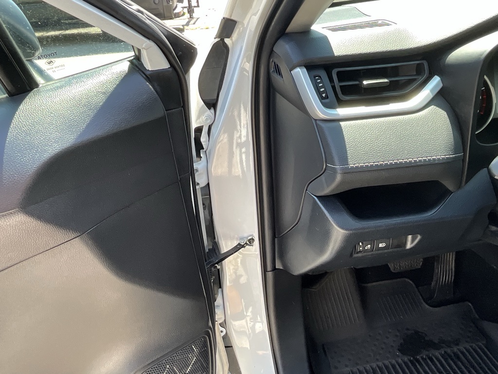 2022 Toyota RAV4 LE photo 8