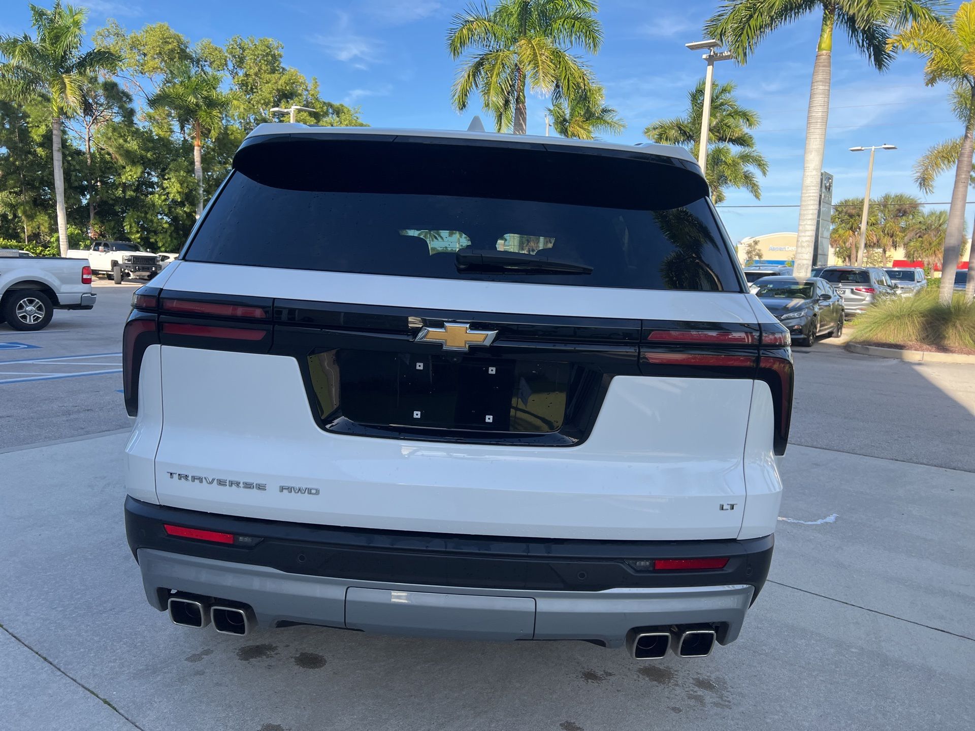 2024 Chevrolet Traverse photo 2