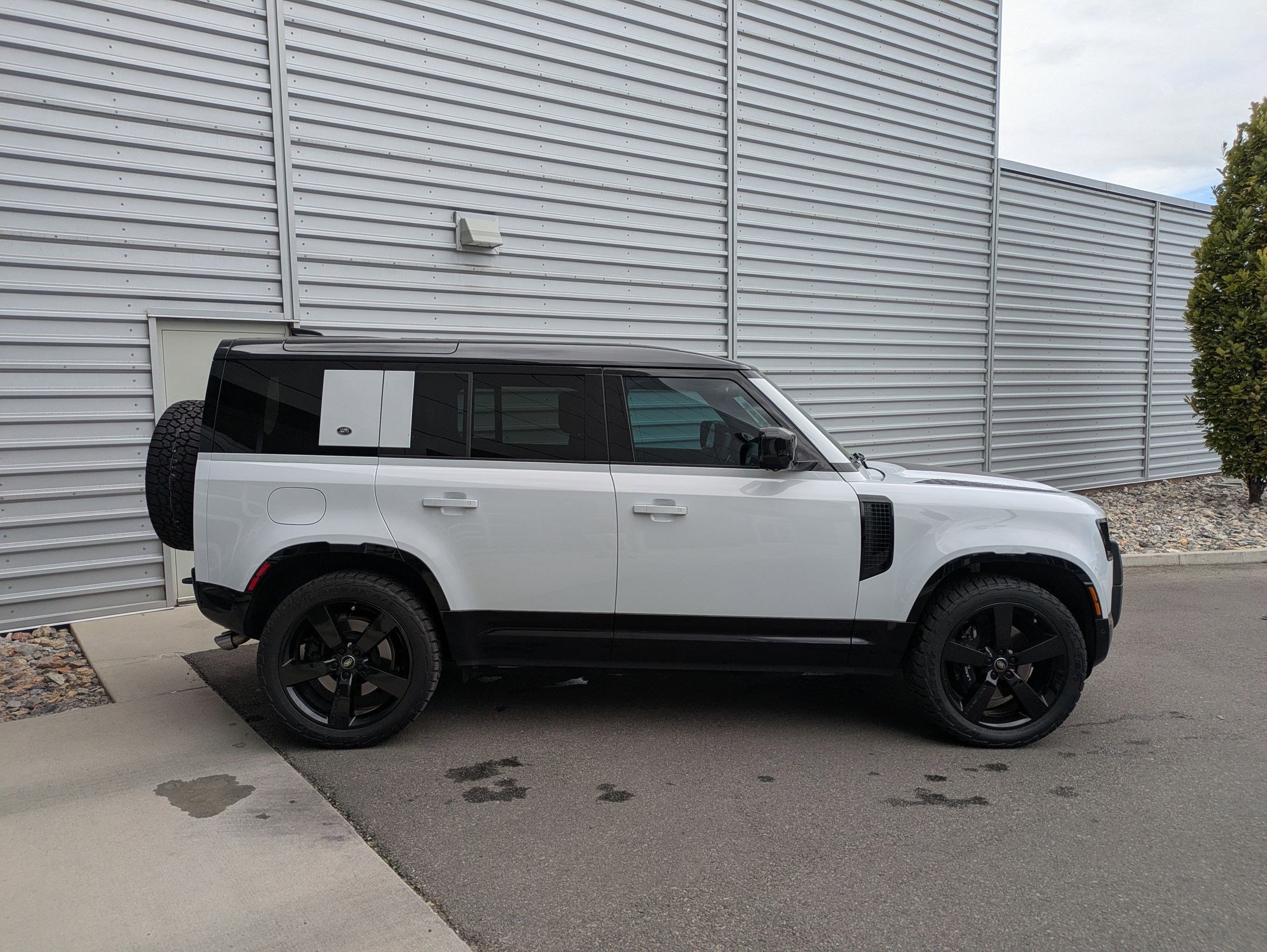 2023 Land Rover Defender 110 V8 110 Carpathian Edition photo 6